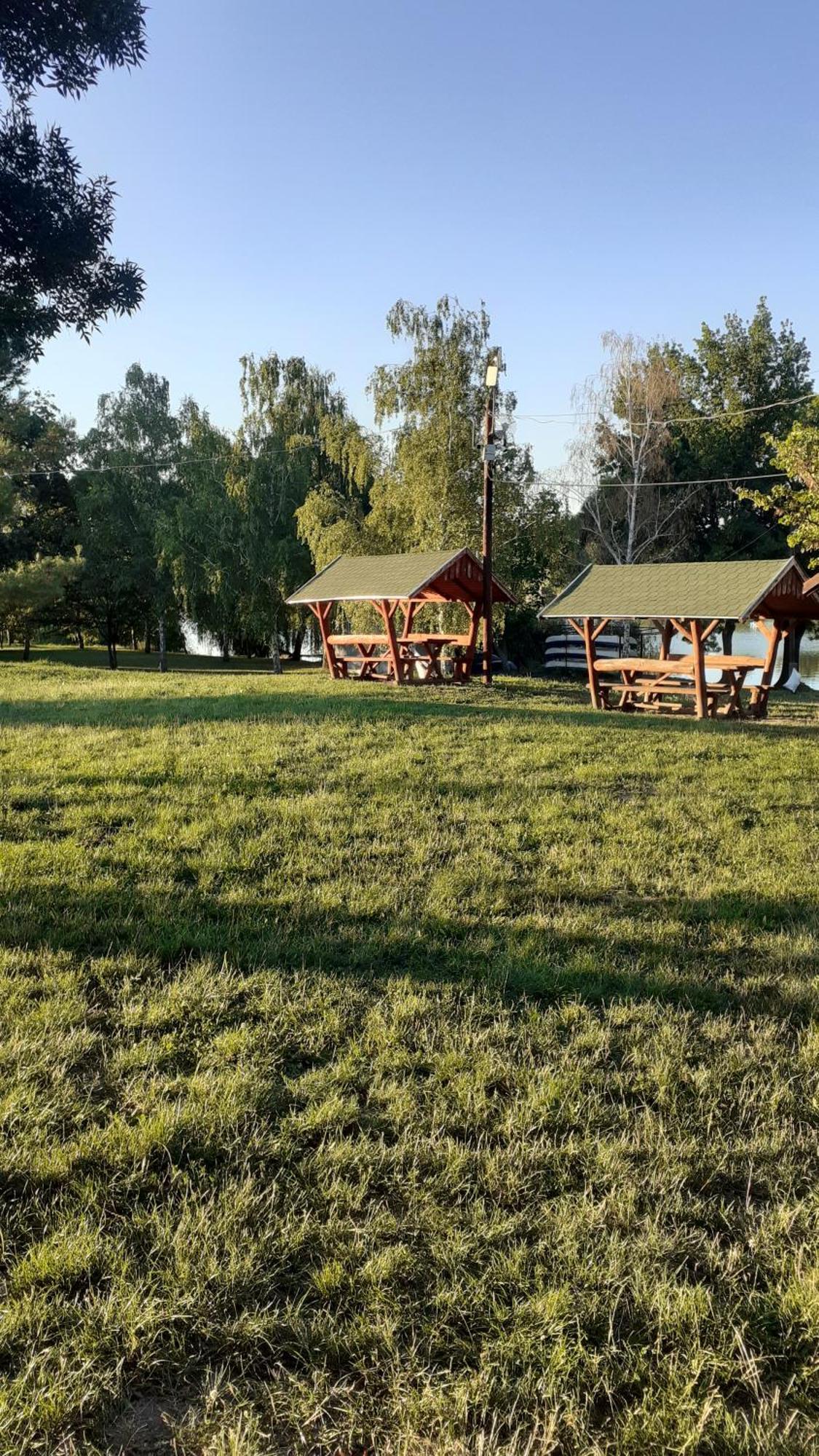 Borostyan Vendeghaz Apartment Tiszaug Bagian luar foto